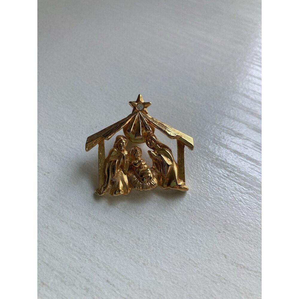 Vintage Gold Tone Nativity 3D Scene Manger Christmas Lapel Pin Brooch